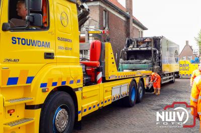 Bergingsbedrijf Stouwdam sleept uitgebrande vrachtwagen uit een smalle straat in het centrum van Urk - © NWVFoto.nl